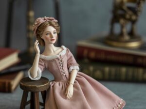 Ręce lepiące figurkę z modeliny