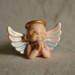 biały aniołek z gliny polimerowej