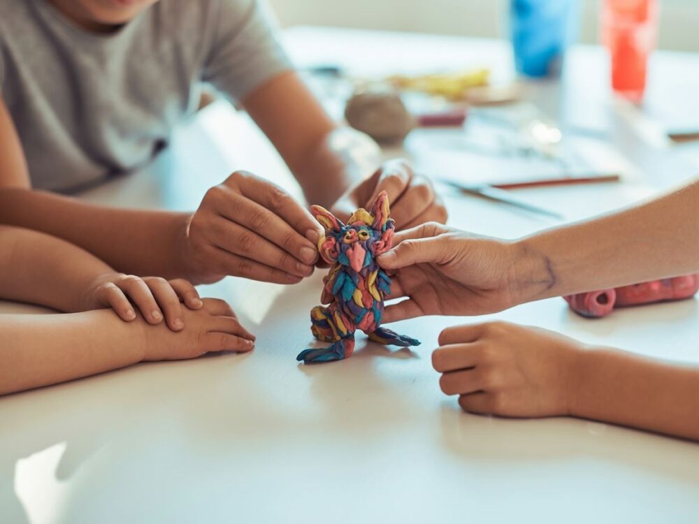 dzieci wyklejające plasteliną