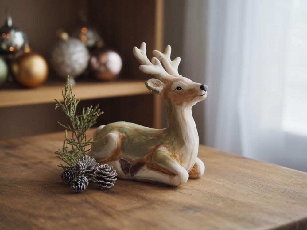 figurka renifera na stole