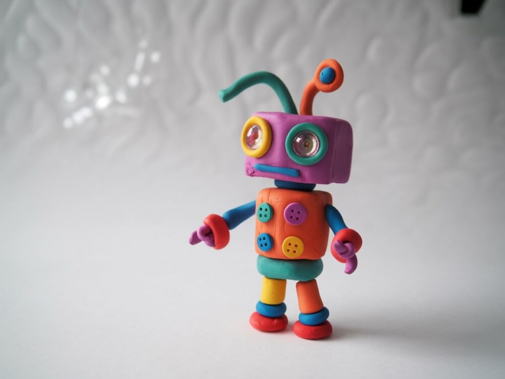 figurka robota z plasteliny