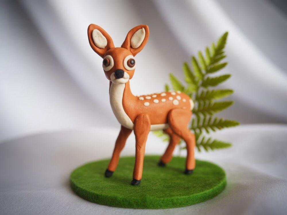 kolorowa figurka sarny