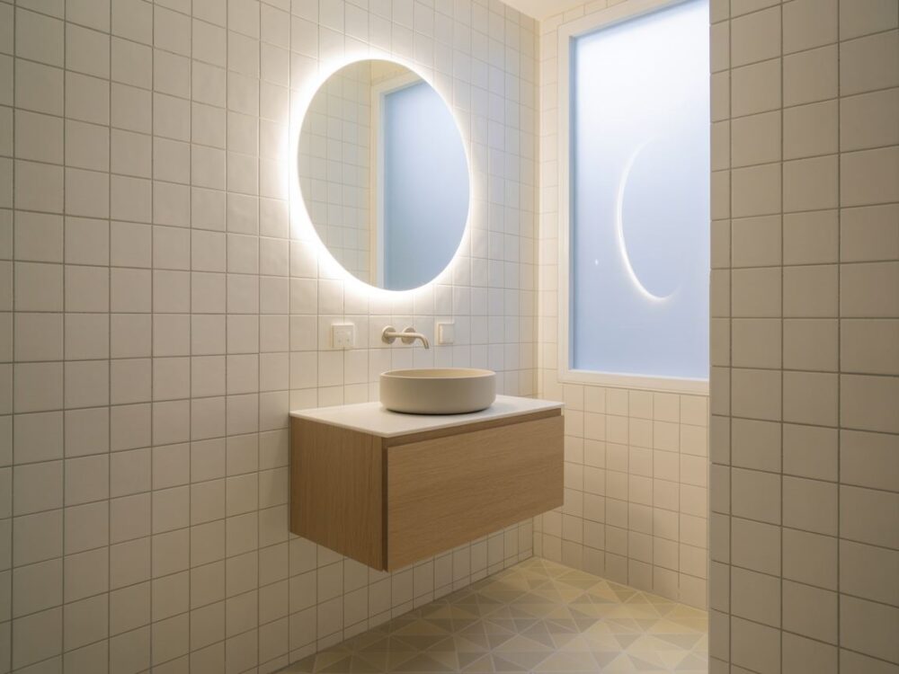 lustro okrągłe w małej łazience