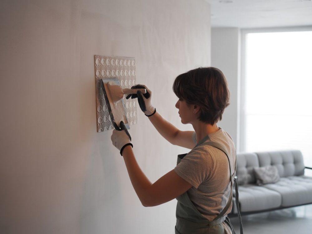 nakładanie gipsu na ścianę