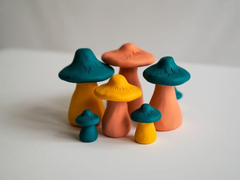 plastelinowe grzyby na stole