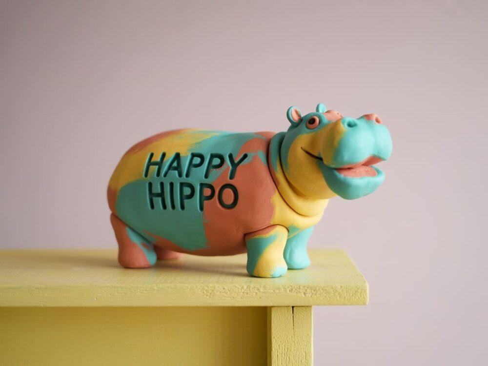 plastelinowy hipopotam na białym tle