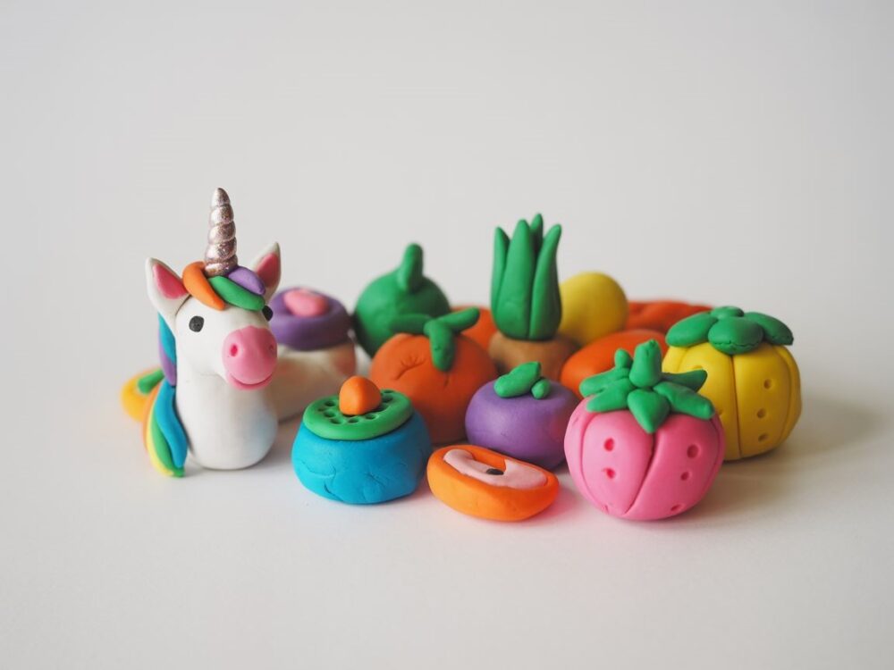 ręcznie robione rzeźby z plasteliny