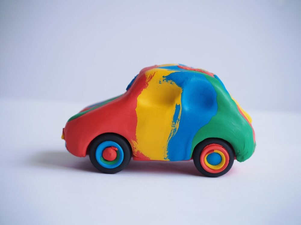 ręcznie wykonane auto z plasteliny
