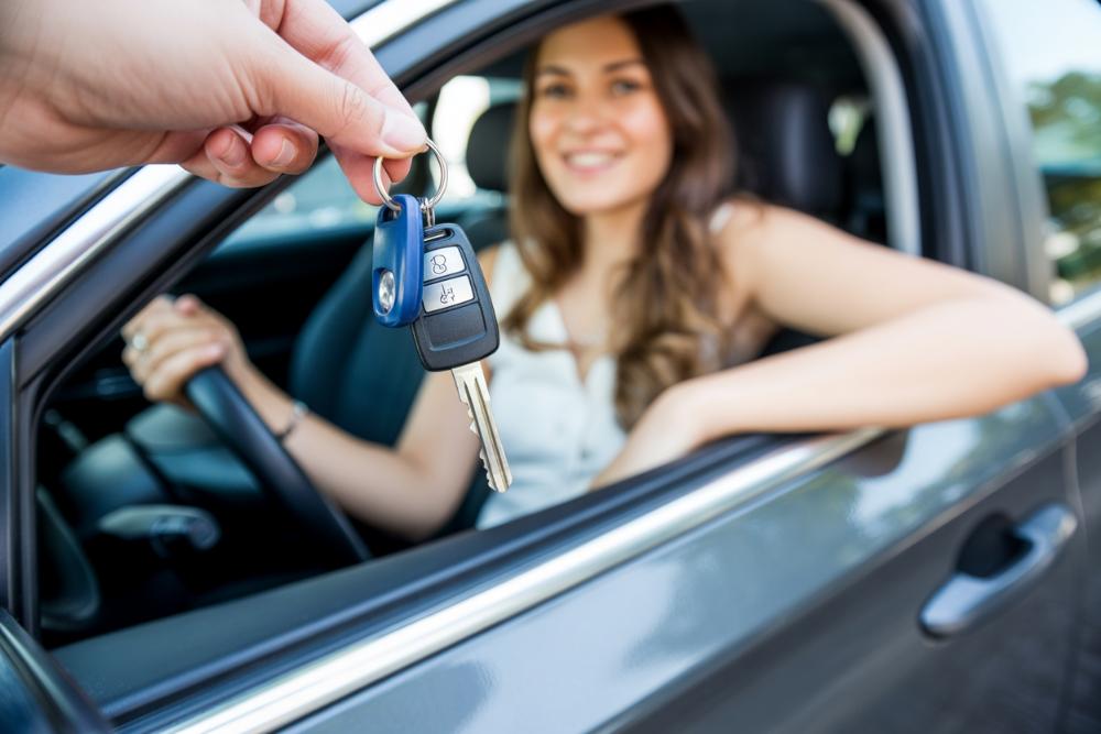 Kobieta sprzedaje samochód i odbiera gotówkę w skupie aut w Bydgoszczy