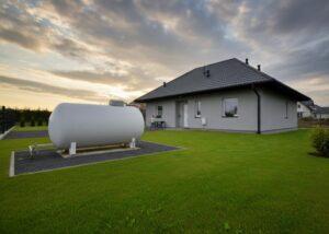 Nowoczesny dom jednorodzinny z instalacją grzewczą przy budynku